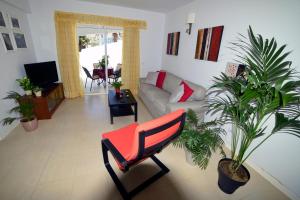 a living room with a couch and some plants at Casa Lola in Agaete