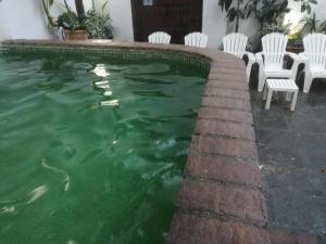 Der Swimmingpool an oder in der Nähe von Hotel Casa de los Azulejos