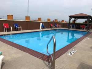 Days Inn & Suites by Wyndham Thibodaux tesisinde veya buraya yakın yüzme havuzu