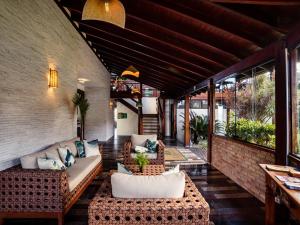 Uma área de estar em Coconut's Maresias Hotel