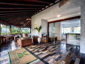 Uma área de estar em Coconut's Maresias Hotel