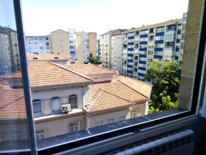 ein Blick auf ein Gebäude aus einem Fenster in der Unterkunft Morriña in Ourense