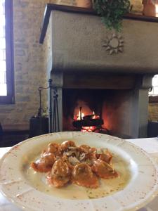 een bord eten voor de open haard bij AGRITURISMO INCISA in Bagno di Romagna