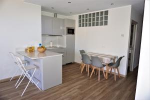 Kuchyň nebo kuchyňský kout v ubytování Apartamentos La Playina