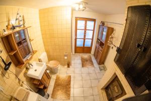 an overhead view of a bathroom with a shower and a sink at Appartement/Ferienwohnung in Grafling +23 photos