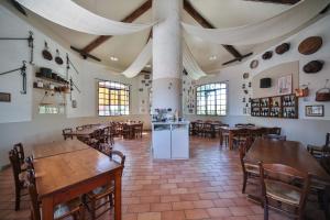 フィオレンツオーラ・ダルダにあるアグリツーリズモ バッティブエのテーブルと椅子が備わるレストラン