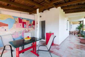 un comedor con mesa, sillas y un mural en Anthos Apartments, en Limenas