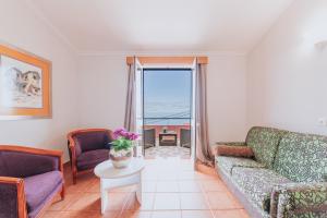 - un salon avec un canapé et une table dans l'établissement Villa Amore Accommodation, à Paul do Mar