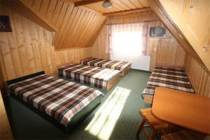 una habitación con 3 camas en una cabaña en Ośrodek Wczasowy Pasternik, en Małe Ciche
