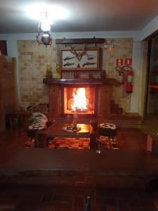 sala de estar con chimenea y chimenea en Pousada Sonho Meu Foz, en Foz do Iguaçu