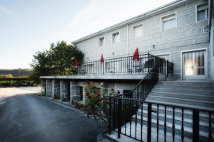 Entrimo的住宿－HOTELBARCELONA，一座建筑,旁边是一座有红旗的建筑,有楼梯
