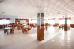 a dining room with wooden tables and chairs at HOTELBARCELONA in Entrimo