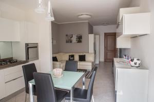 A kitchen or kitchenette at Viona Apartments