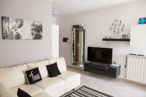 A television and/or entertainment centre at Viona Apartments
