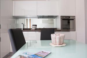 A kitchen or kitchenette at Viona Apartments
