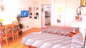een woonkamer met 2 banken in een kamer bij Studio in perfect location in Playa de las Americas