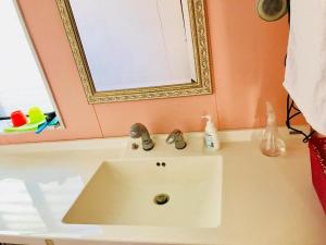 un lavandino in bagno con specchio e lavandino di Hannan - House / Vacation STAY 47627 a Hannan