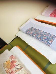 2 letti con asciugamani per terra in una camera di Hannan - House / Vacation STAY 47627 a Hannan