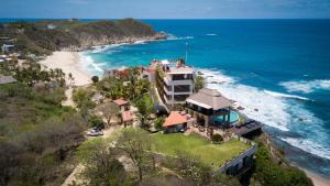 een luchtzicht op een huis op een strand bij Pacific King Hotel in Cuatunalco