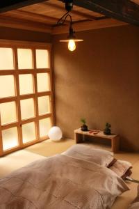 a bedroom with a bed and a large window at Uenohara - House / Vacation STAY 47885 in Uenohara