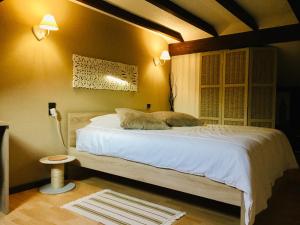 een slaapkamer met een bed in een kamer bij Maisonnette vue sur la montagne in Vagney
