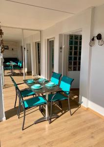 une salle à manger avec une table et des chaises en verre dans l'établissement Le Zéphyr, superbe appartement à la Corniche avec parking, à Sète