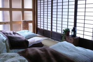 a room with two beds in a room with windows at Uenohara - House / Vacation STAY 47885 in Uenohara
