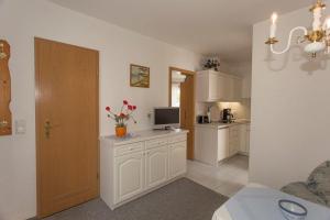 een keuken met een aanrecht met een tv erop bij Ferienwohnungen Beyer in Binz