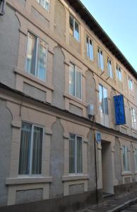 un edificio con una señal azul en el costado. en Hotel Abrego Reinosa, en Reinosa