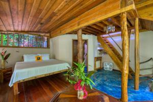 Postel nebo postele na pokoji v ubytování Omega Tours Eco-Jungle Lodge