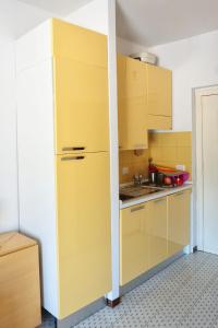 ジャルディーニ・ナクソスにあるOpen Space Vista Baiaのキッチン(黄色のキャビネット、冷蔵庫付)