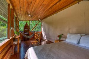 Postel nebo postele na pokoji v ubytování Omega Tours Eco-Jungle Lodge