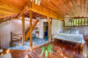 Postel nebo postele na pokoji v ubytování Omega Tours Eco-Jungle Lodge
