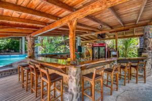 Bazén v ubytování Omega Tours Eco-Jungle Lodge nebo v jeho okolí