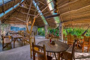 ห้องอาหารหรือที่รับประทานอาหารของ Omega Tours Eco-Jungle Lodge