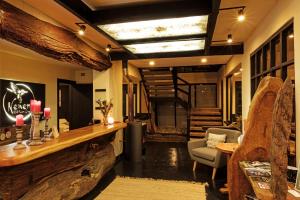 un soggiorno con un bancone in legno e una scala di Newen B&B a Pucón