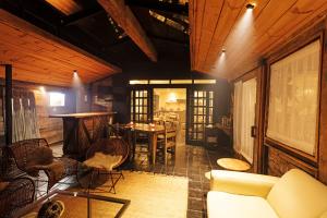 un soggiorno con un divano e un tavolo di Newen B&B a Pucón