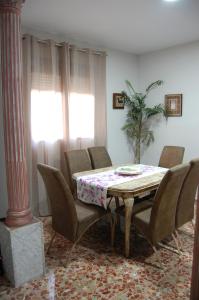 un comedor con una mesa con sillas y una planta en Casa de David, en Córdoba