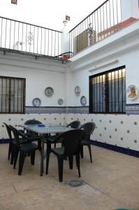 jadalnia ze stołem i krzesłami w obiekcie Casa de David w Kordobie