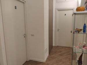 un corridoio con due porte e una mensola in vetro di B&B Via Fontana Milano a Milano