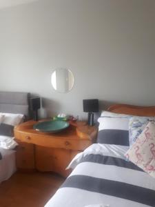利斯托爾的住宿－Carriglea，一间卧室配有一张床和一张带镜子的木桌