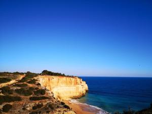 a view of the ocean and a cliff at Apartamento Neptuno in Benagil