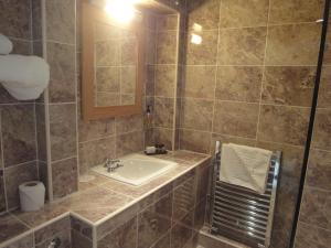 a bathroom with a sink and a mirror at The Treebridge Hotel in Nunthorpe