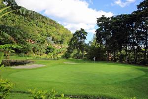 um campo de golfe no meio de um campo verde em Valle Escondido Wellness Resort em Boquete
