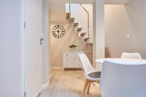 biała jadalnia ze stołem i schodami w obiekcie FLORIANSKA 32 by PI Apartments w Krakowie +37 zdjęć