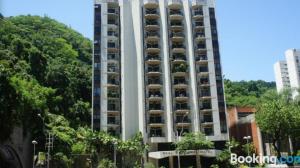 um grande edifício branco com muitas varandas em Lindo Apartamento para Reveillon Copacabana com Vista Mar e Fogos no Rio de Janeiro