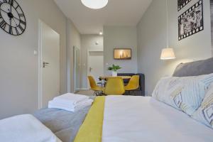 Łóżko lub łóżka w pokoju w obiekcie FLORIANSKA 32 by PI Apartments