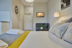 Łóżko lub łóżka w pokoju w obiekcie FLORIANSKA 32 by PI Apartments