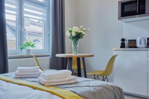 Kuchnia lub aneks kuchenny w obiekcie FLORIANSKA 32 by PI Apartments