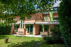 un edificio con un balcón en el lateral. en Villa delle Ortensie en Tavagnacco
